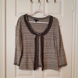 Banana Republic Women's 3/4 sleeve Sweater ~ Size M ~ Gray and White ~ EUC ~